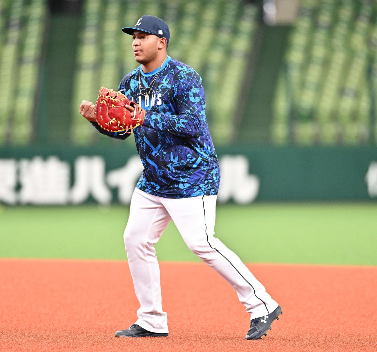 西武対DeNA　試合前練習する西武セデーニョ（撮影・滝沢徹郎）