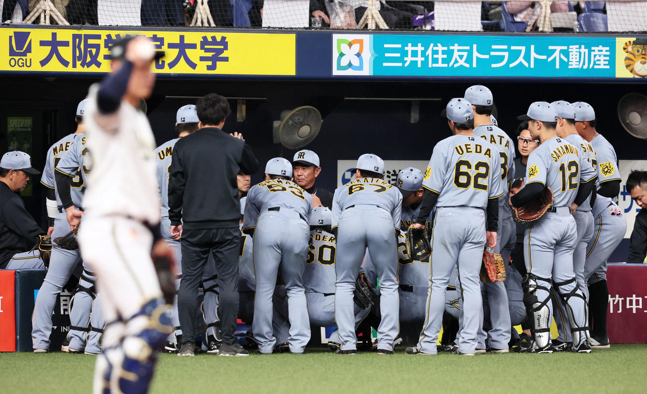 オリックス対阪神　試合前の円陣を組む阪神ナイン（撮影・加藤哉）