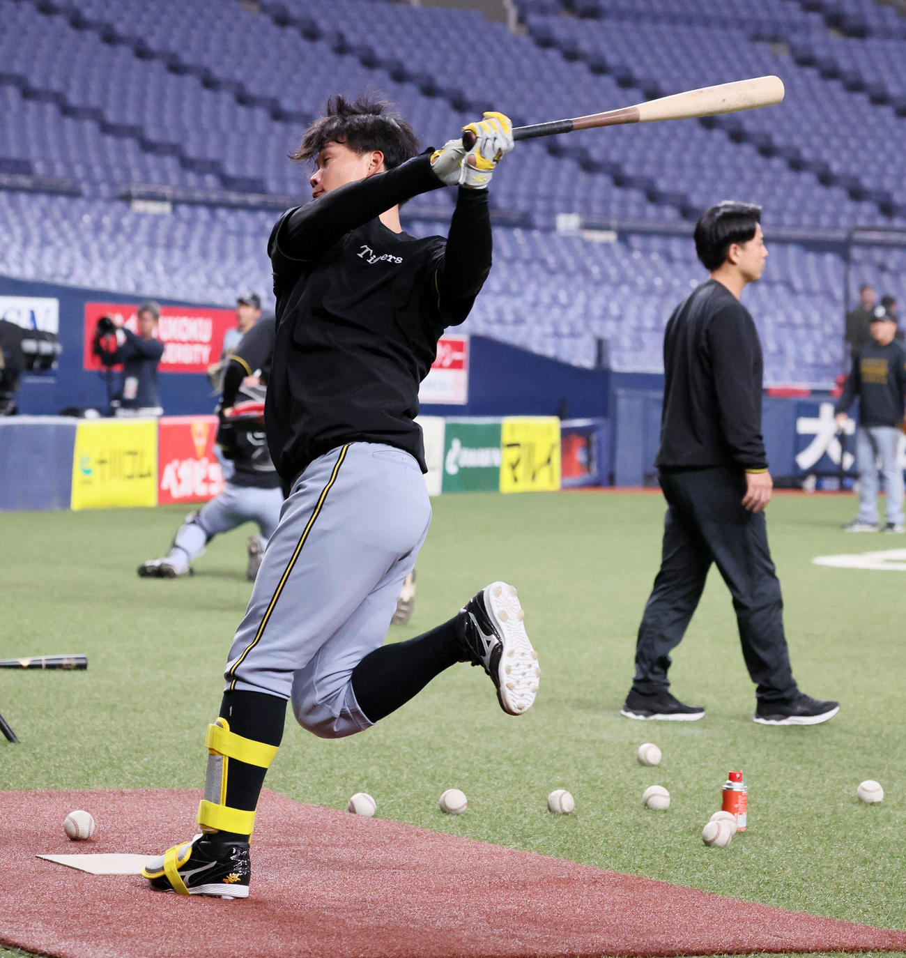 オリックス対阪神　前重心でティー打撃する阪神森下（撮影・加藤哉）