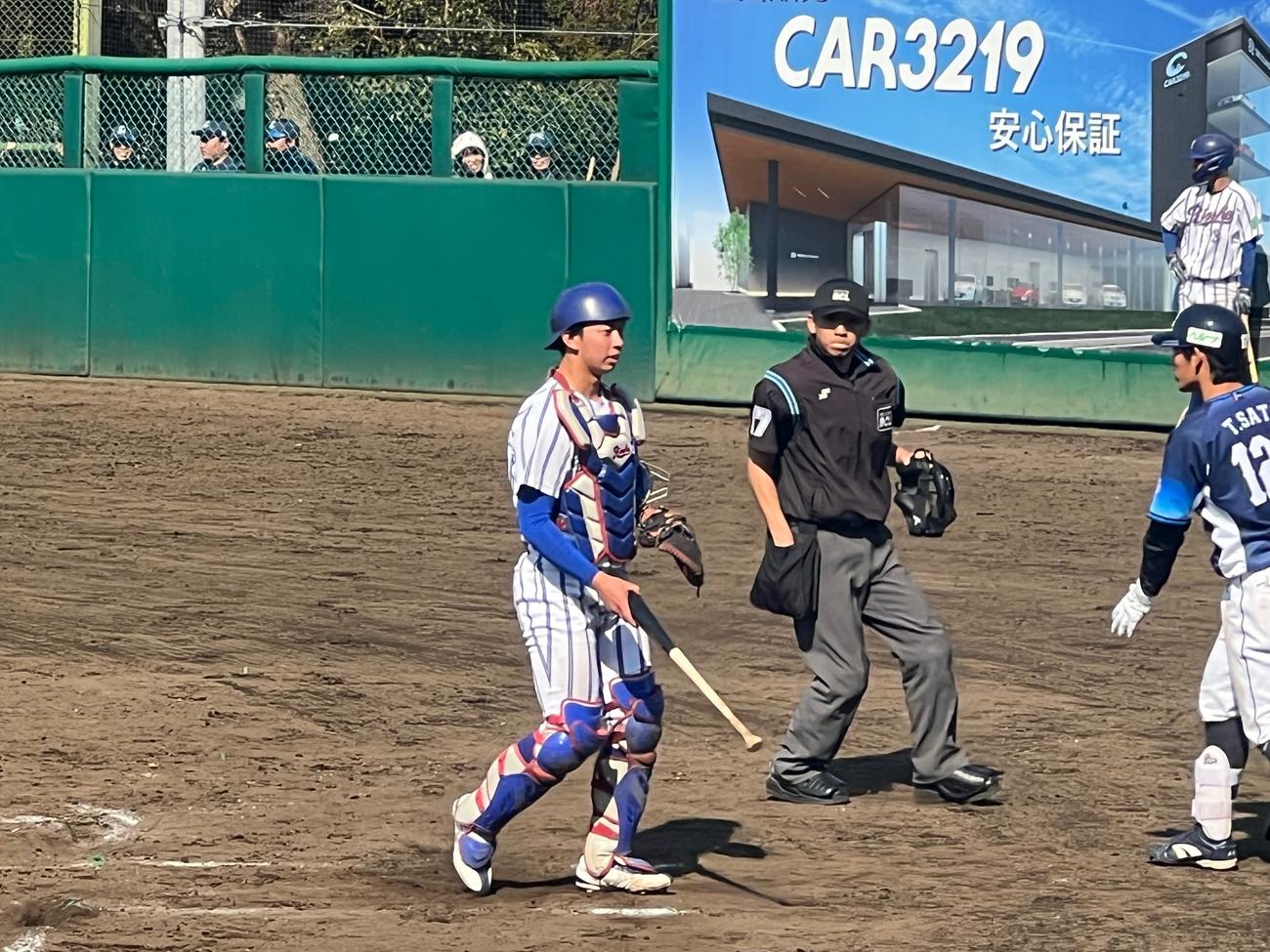 西武3軍との試合でマスクをかぶった立正大の新1年生、椎木卿五捕手（撮影・金子真仁）