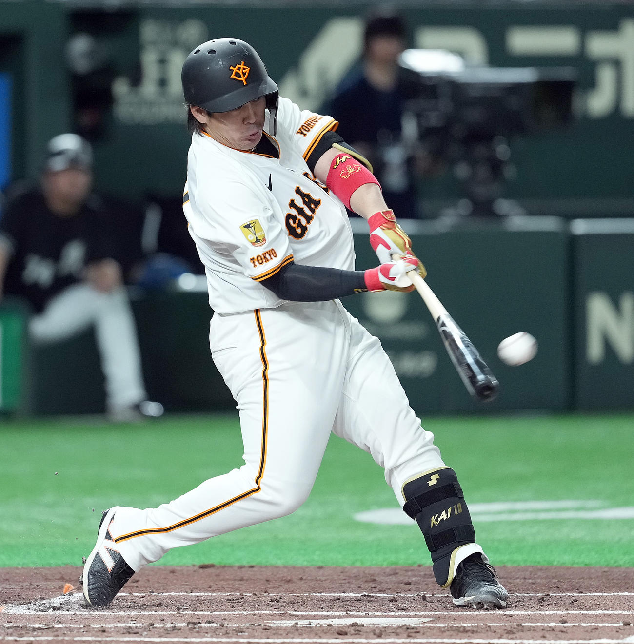 巨人対ロッテ　2回裏巨人1死一、三塁、左中間に3点本塁打を放つ甲斐（撮影・たえ見朱実）