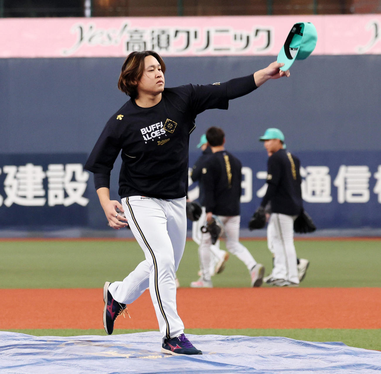 オリックス対阪神　マウンドを確認する宮城（撮影・加藤哉）