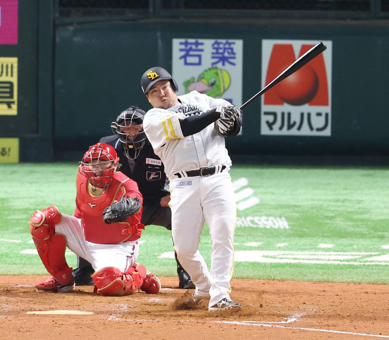 ソフトバンク対広島　5回裏ソフトバンク2死二塁、山川は左越えに2点本塁打を放つ（撮影・梅根麻紀）