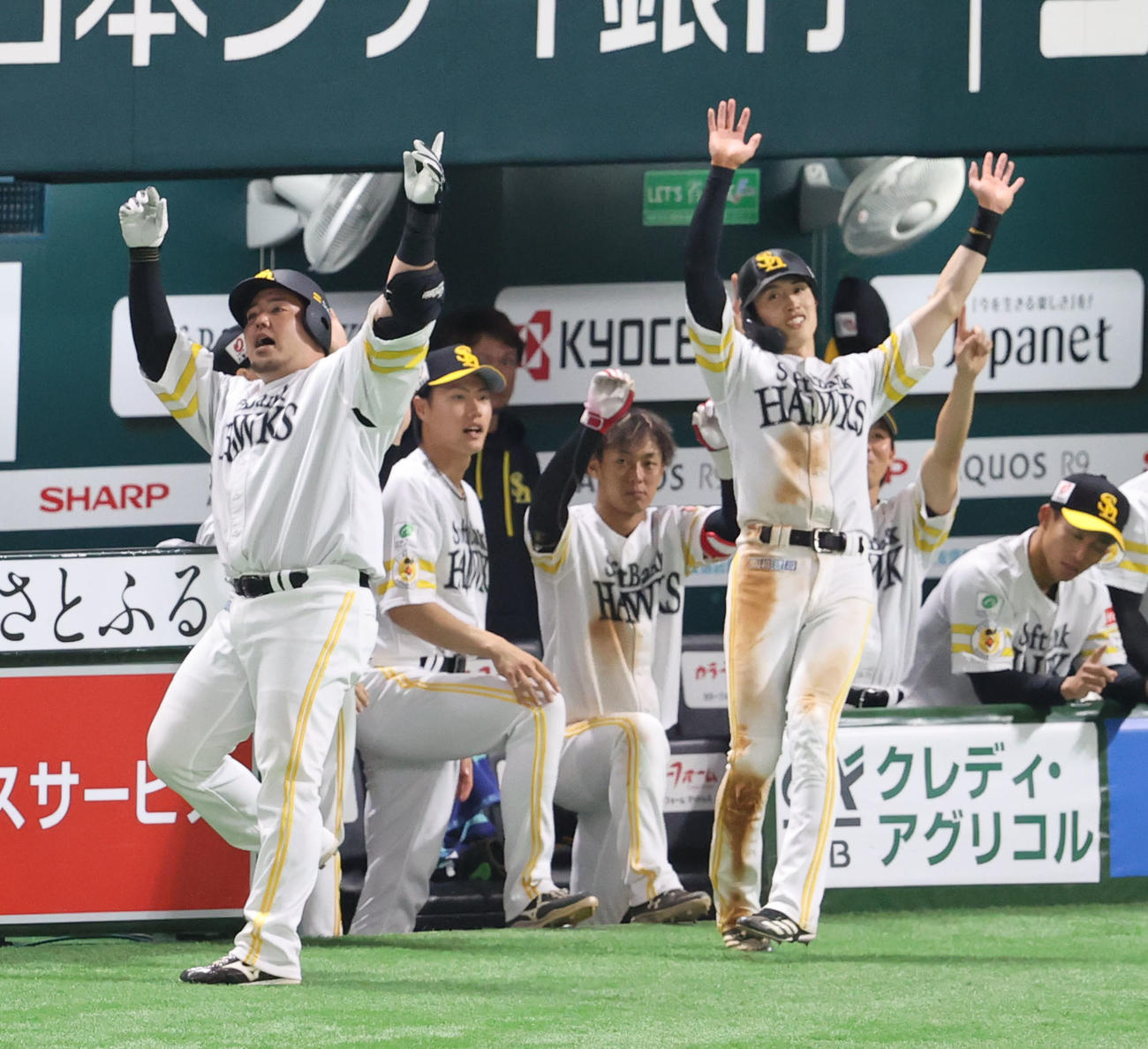 ソフトバンク対広島　5回裏ソフトバンク2死二塁、山川は左越えに2点本塁打を放ちポーズを決める（撮影・梅根麻紀）