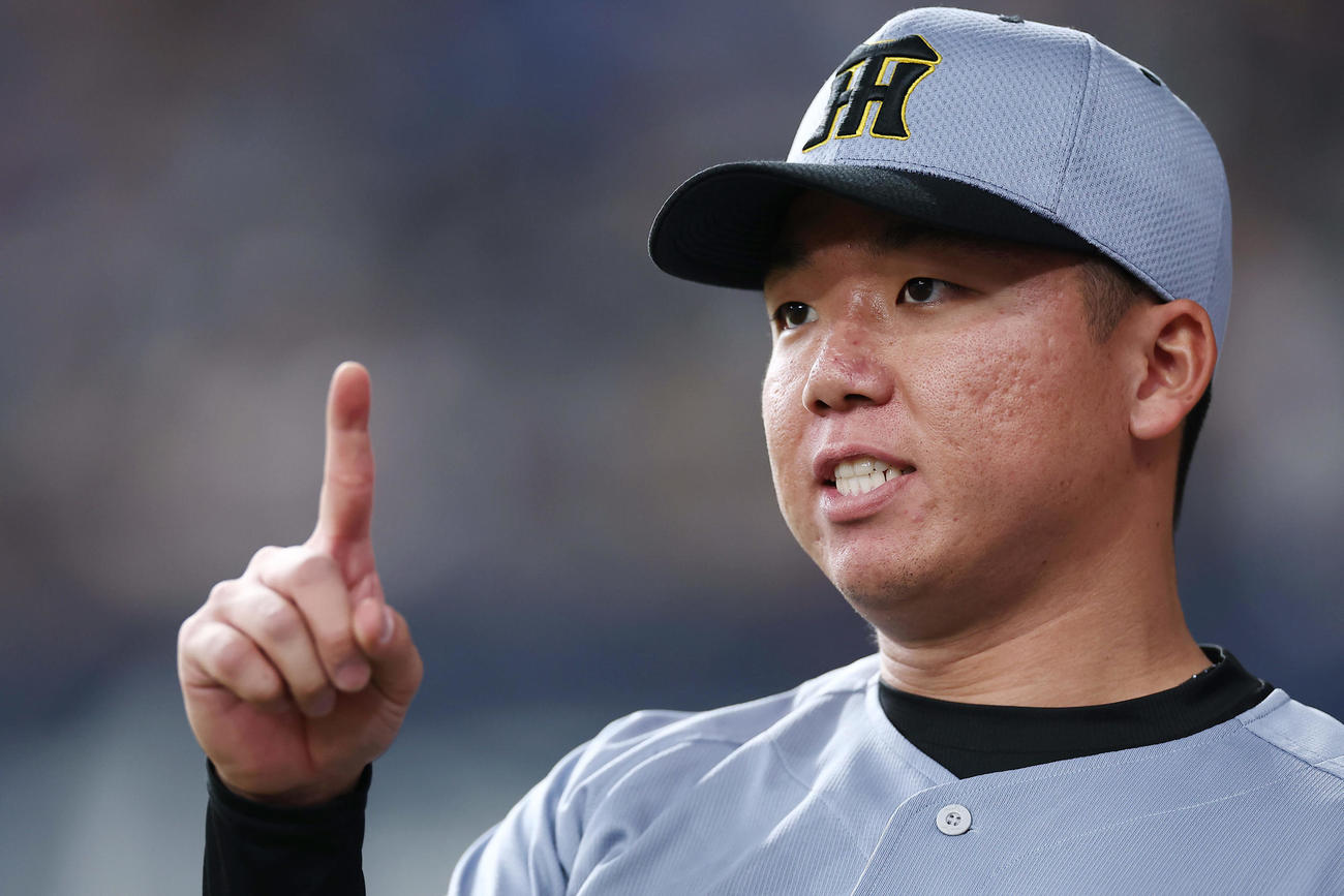 オリックス対阪神　6回裏の投球に臨む阪神村上（撮影・前田充）