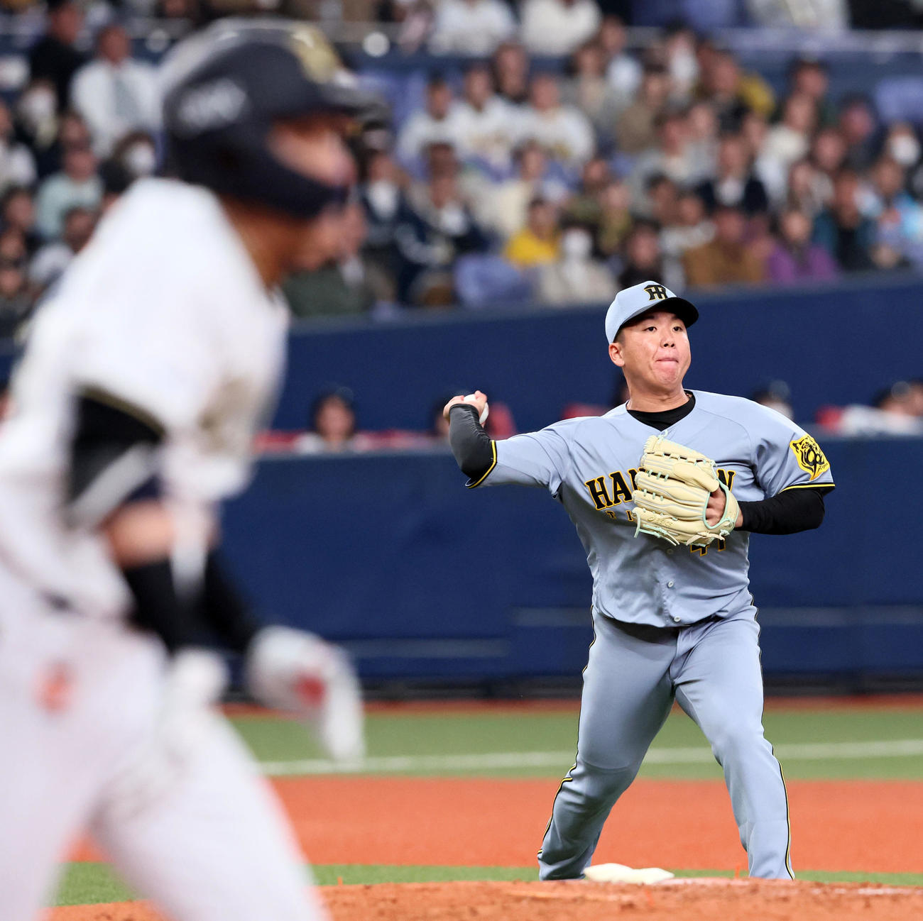 オリックス対阪神　5回裏オリックス1死、村上は麦谷の打球を一塁へ送球（撮影・加藤哉）