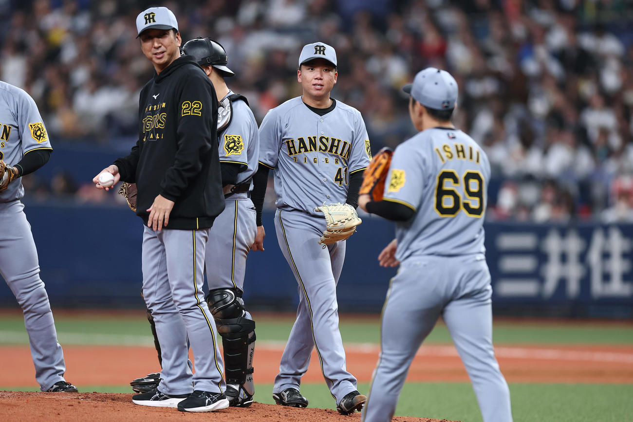 オリックス対阪神　6回裏オリックス無死一、二塁、西川を遊ゴロ併殺に仕留めたところで降板となる村上（中央）。左は藤川監督、手前は2番手の石井（撮影・前田充）
