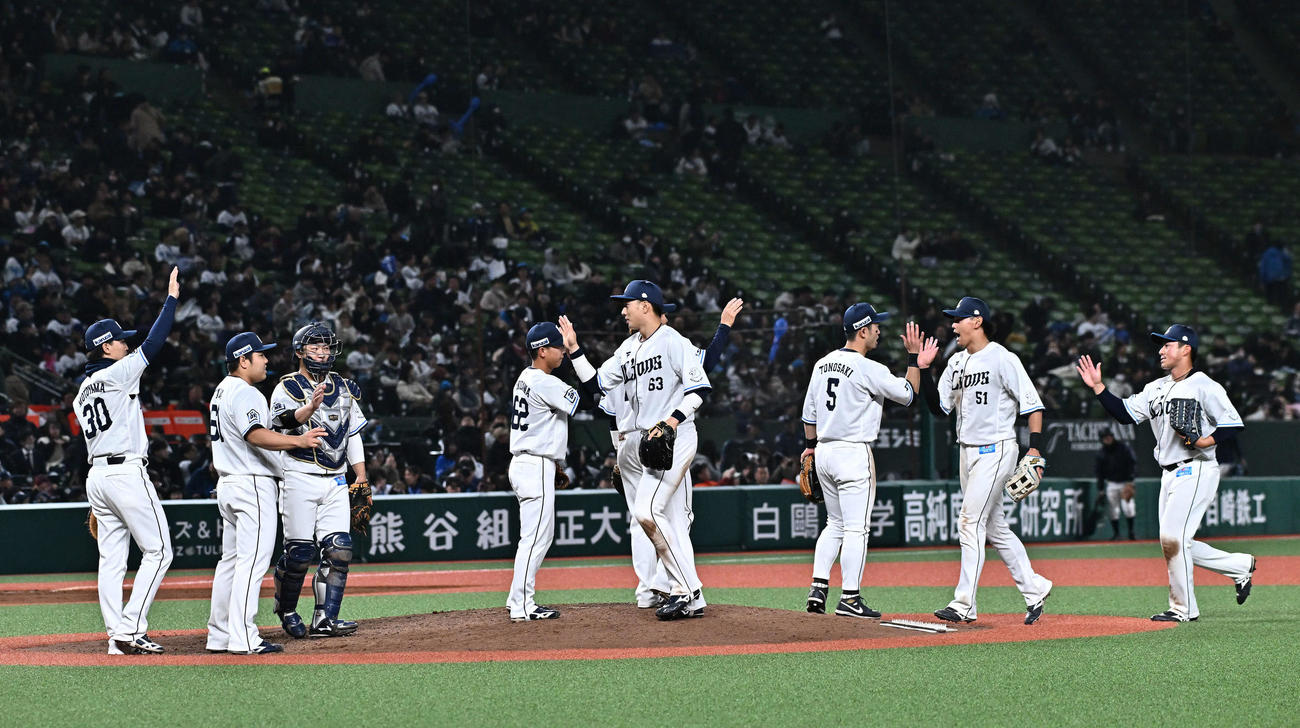 西武対DeNA　勝利を飾りタッチをかわす西武の選手たち（撮影・滝沢徹郎）