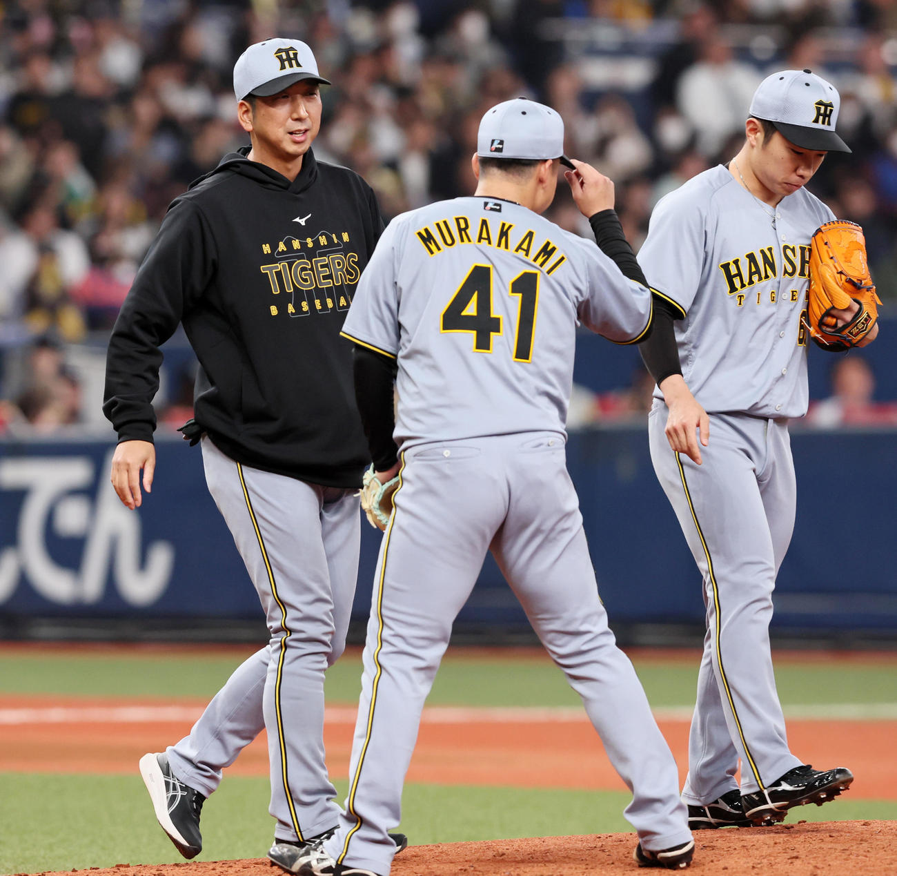 オリックス対阪神　6回裏オリックス2死三塁、村上に降板を告げる藤川監督（左）。右は3番手でマウンドに上がった石井（撮影・加藤哉）