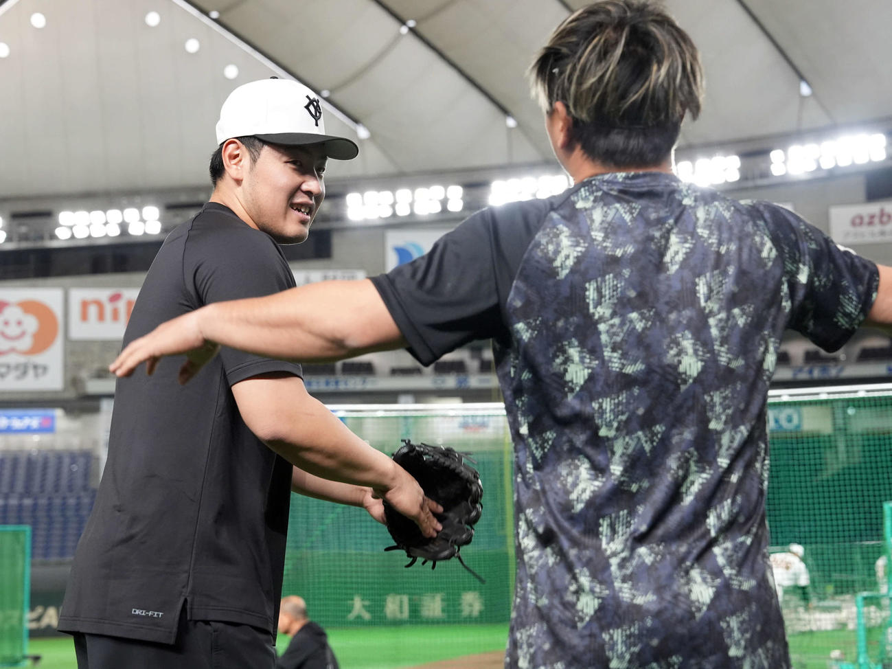 ロッテ田村（右）と話をする巨人岡本和（撮影・たえ見朱実）