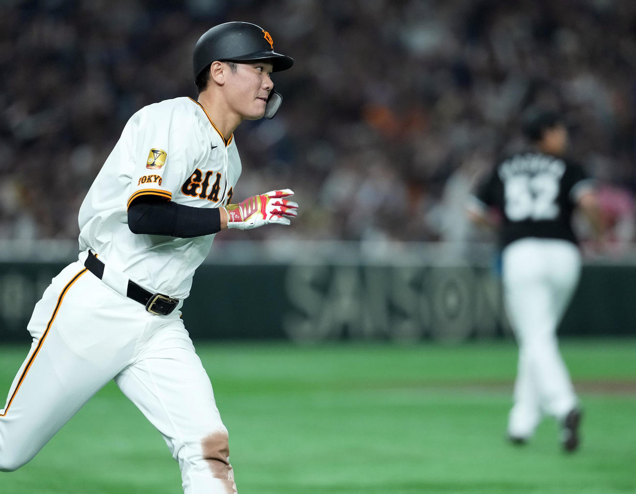 巨人対ロッテ　8回裏巨人2死二塁、右前に適時打を放った坂本（撮影・たえ見朱実）