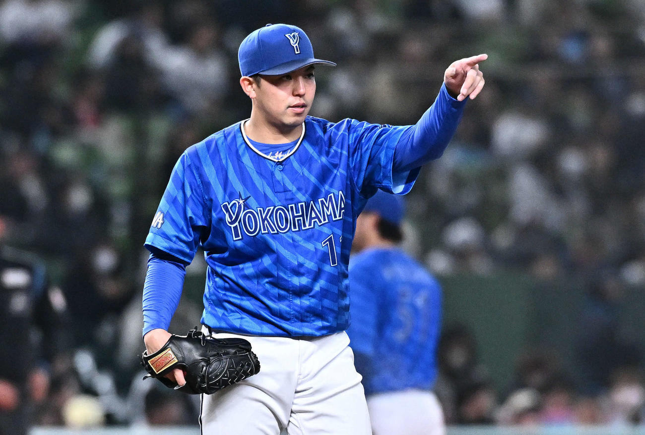 西武対DeNA　ナインを指さすDeNA先発の東（撮影・滝沢徹郎）