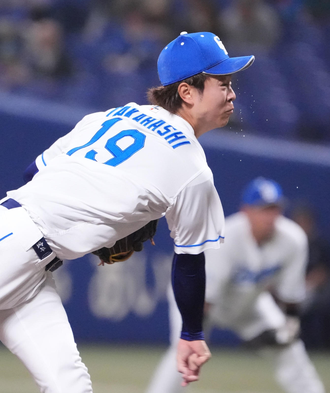 中日対楽天　2回表、汗を飛ばし力投する中日先発の高橋宏（撮影・森本幸一）