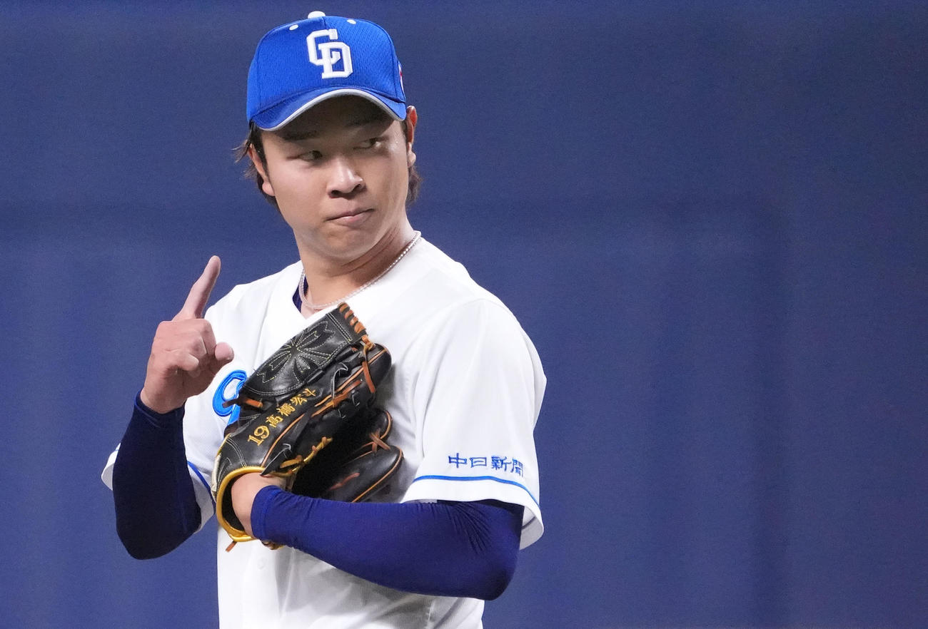 中日対楽天　3回表、木下に合図を送る中日先発の高橋宏（撮影・森本幸一）
