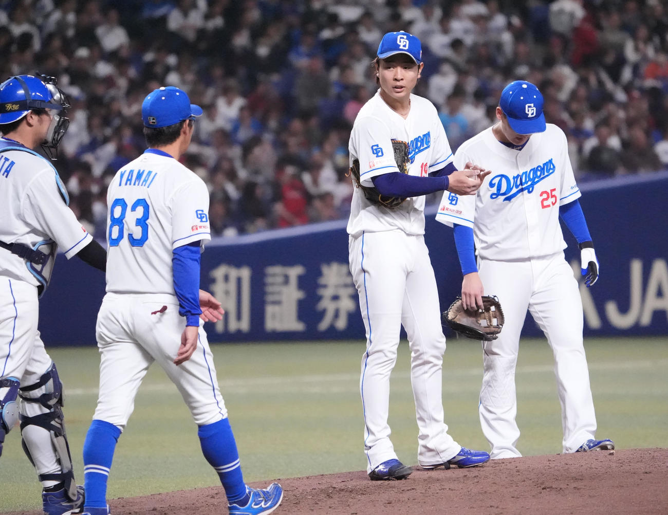 中日対楽天　4回表楽天2死一、三塁、マウンドの高橋宏（右から2人目）のもとに集まる中日ナイン（撮影・森本幸一）