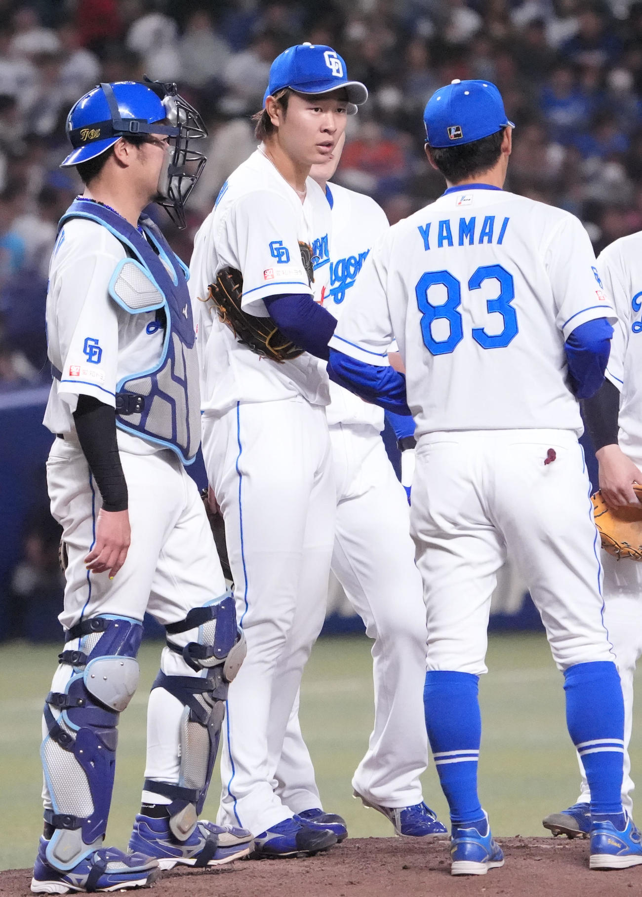中日対楽天　4回表楽天2死一、三塁、マウンドの高橋宏（中央）のもとに集まる中日ナイン（撮影・森本幸一）