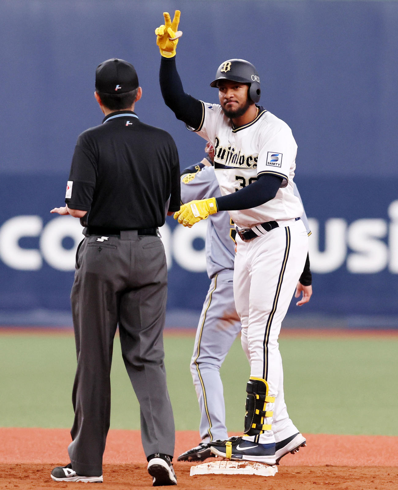 オリックス対阪神　4回裏オリックス2死二塁、オリバレスは左越え適時二塁打を放ちベンチに向かってポーズを決める（撮影・加藤哉）