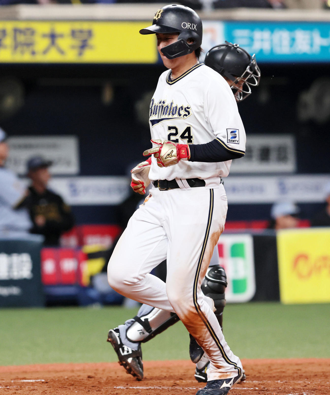 オリックス対阪神　4回裏オリックス2死二塁、二塁走者紅林はエオリバレスの左越え適時二塁打で生還（撮影・加藤哉）