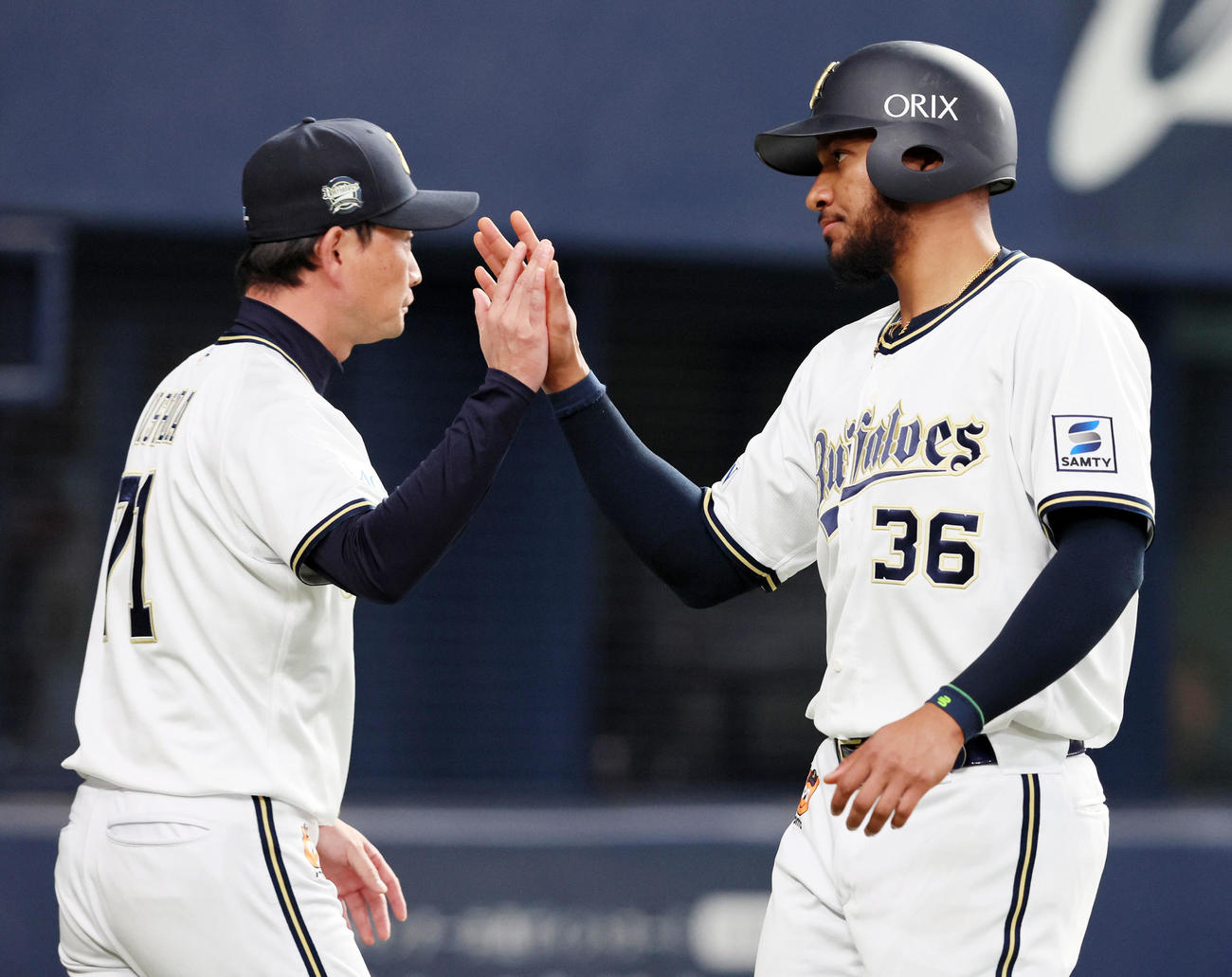 オリックス対阪神　4回裏を終え、左越え適時二塁打を放ったオリバレス（右）は選手交代を告げにベンチを出た岸田監督とタッチ（撮影・加藤哉）