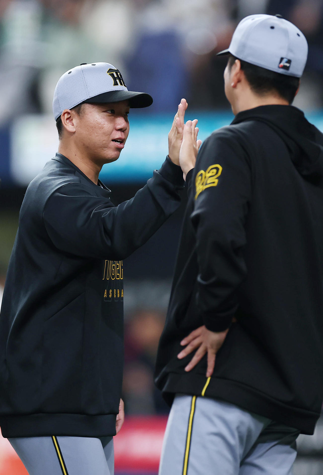 阪神藤川監督（右）とタッチを交わす村上（撮影・前田充）