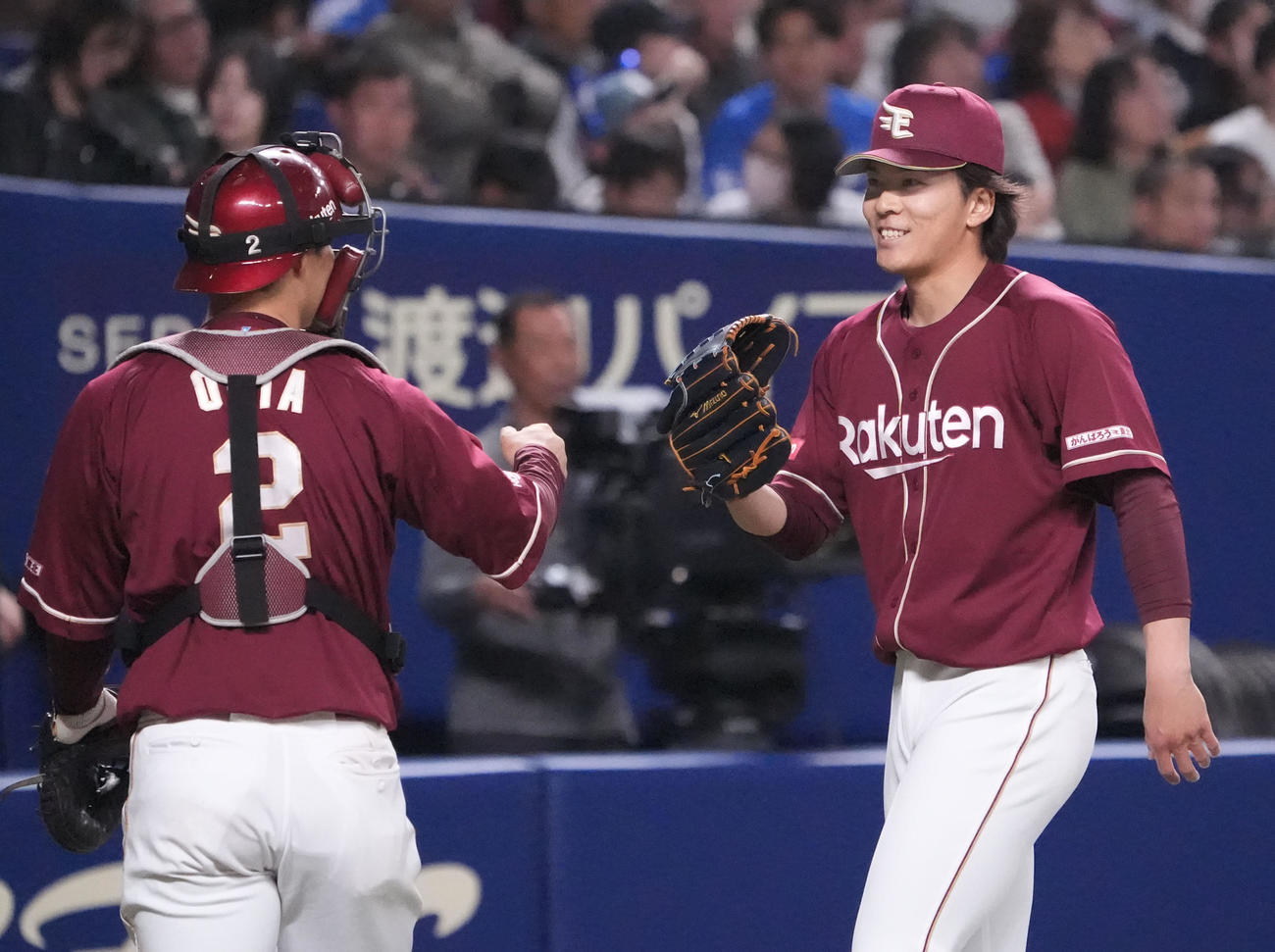 中日対楽天　4回終了、太田と明るい表情でタッチを交わしベンチへ戻る早川（右）（撮影・森本幸一）