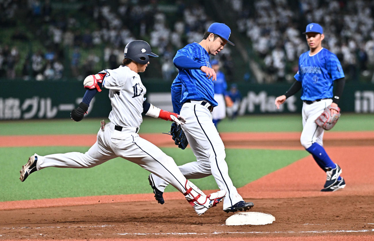 西武対DeNA 7回裏西武無死、仲田（左）を一ゴロに打ち取る森原（中央）（撮影・滝沢徹郎）