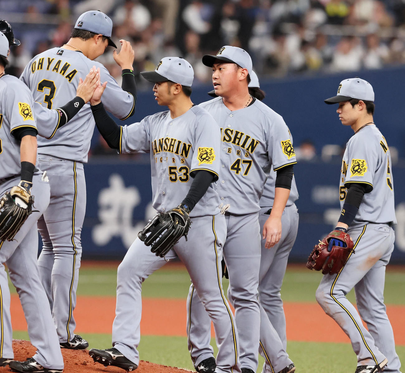 オリックス対阪神　オリックスと引き分けに終わりマウンドでタッチする桐敷ら阪神ナイン（撮影・加藤哉）