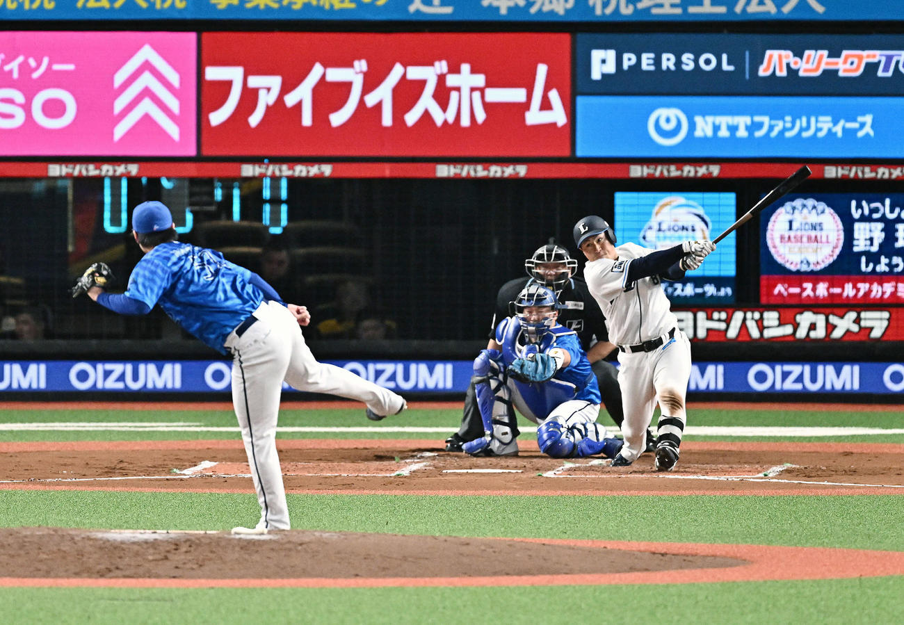 西武対DeNA 6回裏西武1死三塁、渡部聖は右翼に先制適時三塁打を放つ。投手浜地（撮影・滝沢徹郎）