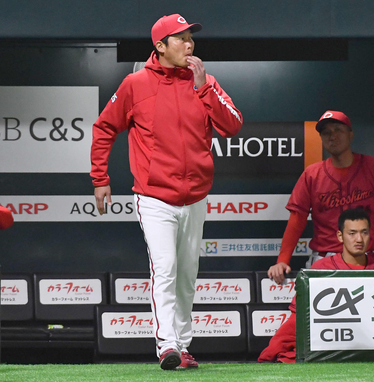 ソフトバンク対広島　8回表終了後、投手交代に向かう新井監督（撮影・岩下翔太）