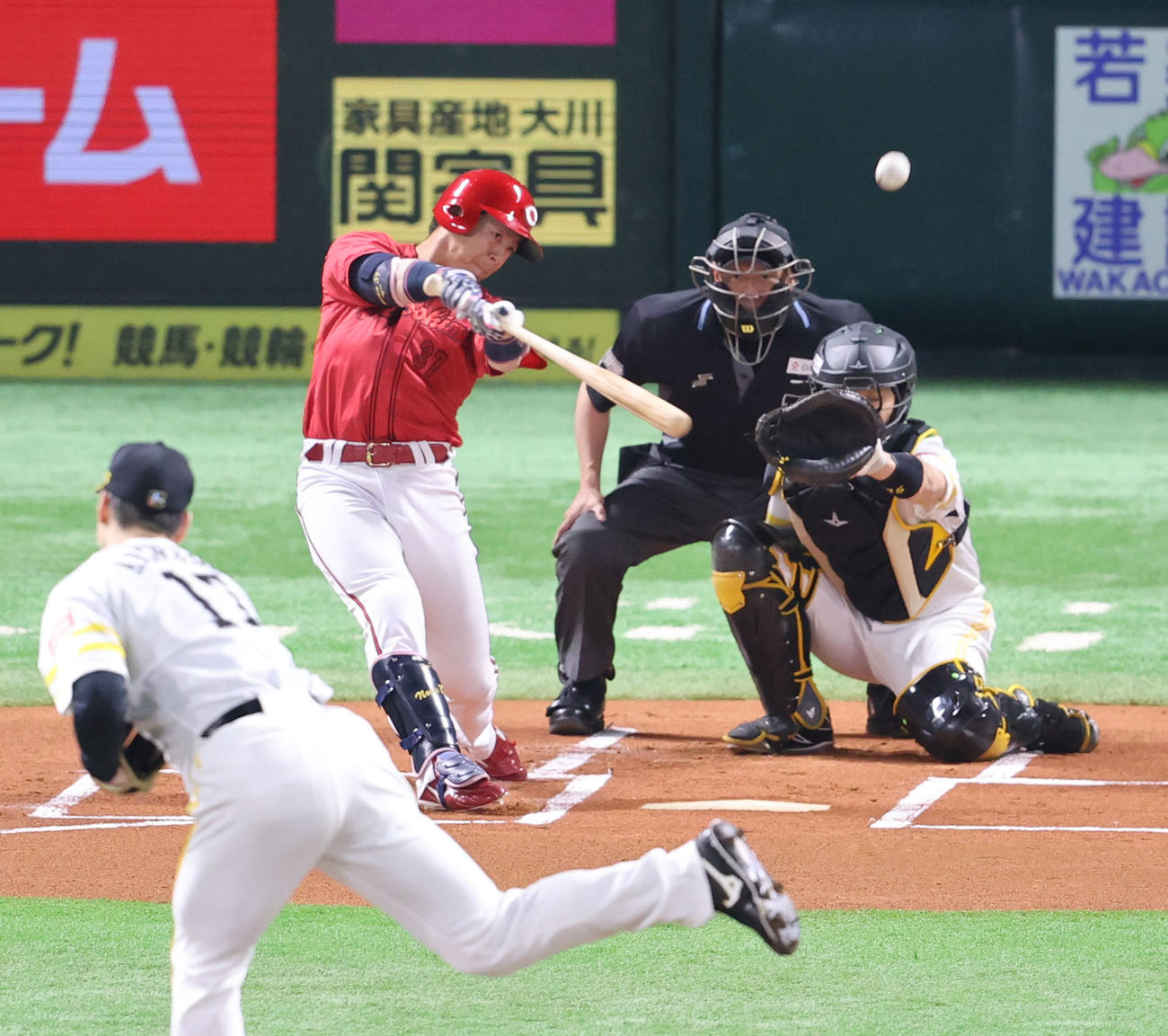 ソフトバンク対広島　1回表広島無死、野間は左越え二塁打を放つ（撮影・梅根麻紀）