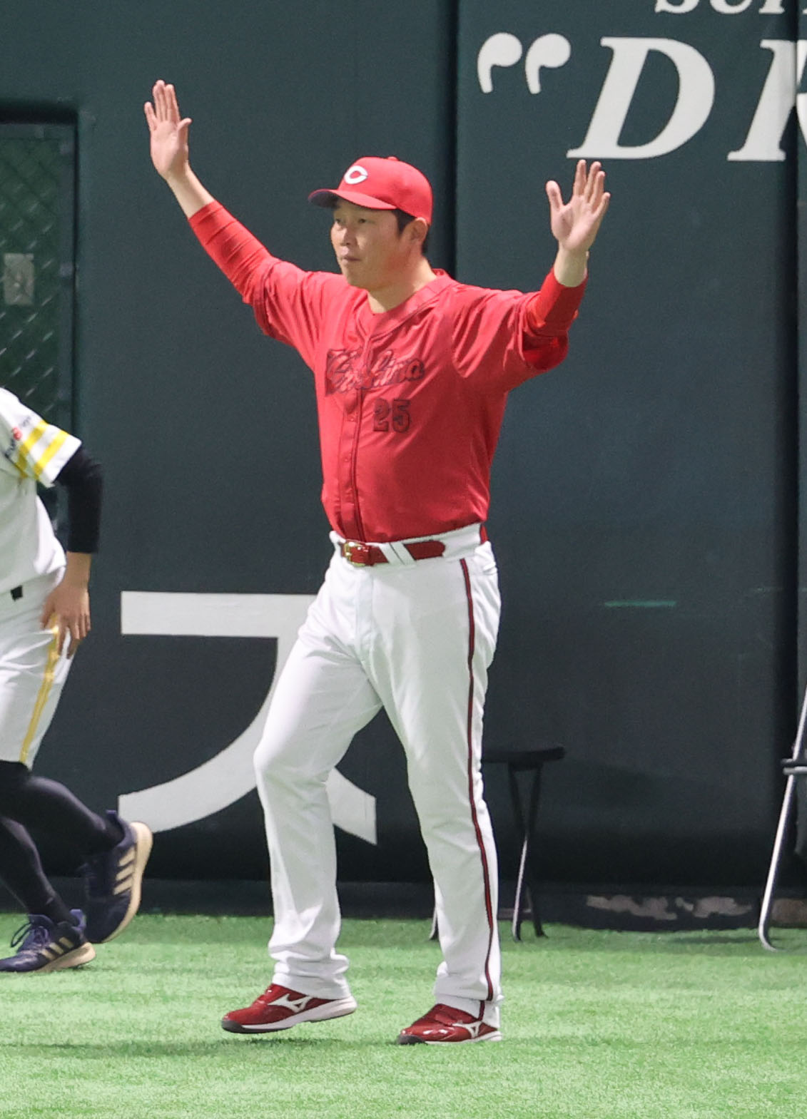 ソフトバンク対広島　審判に選手交代を告げる新井監督（撮影・梅根麻紀）