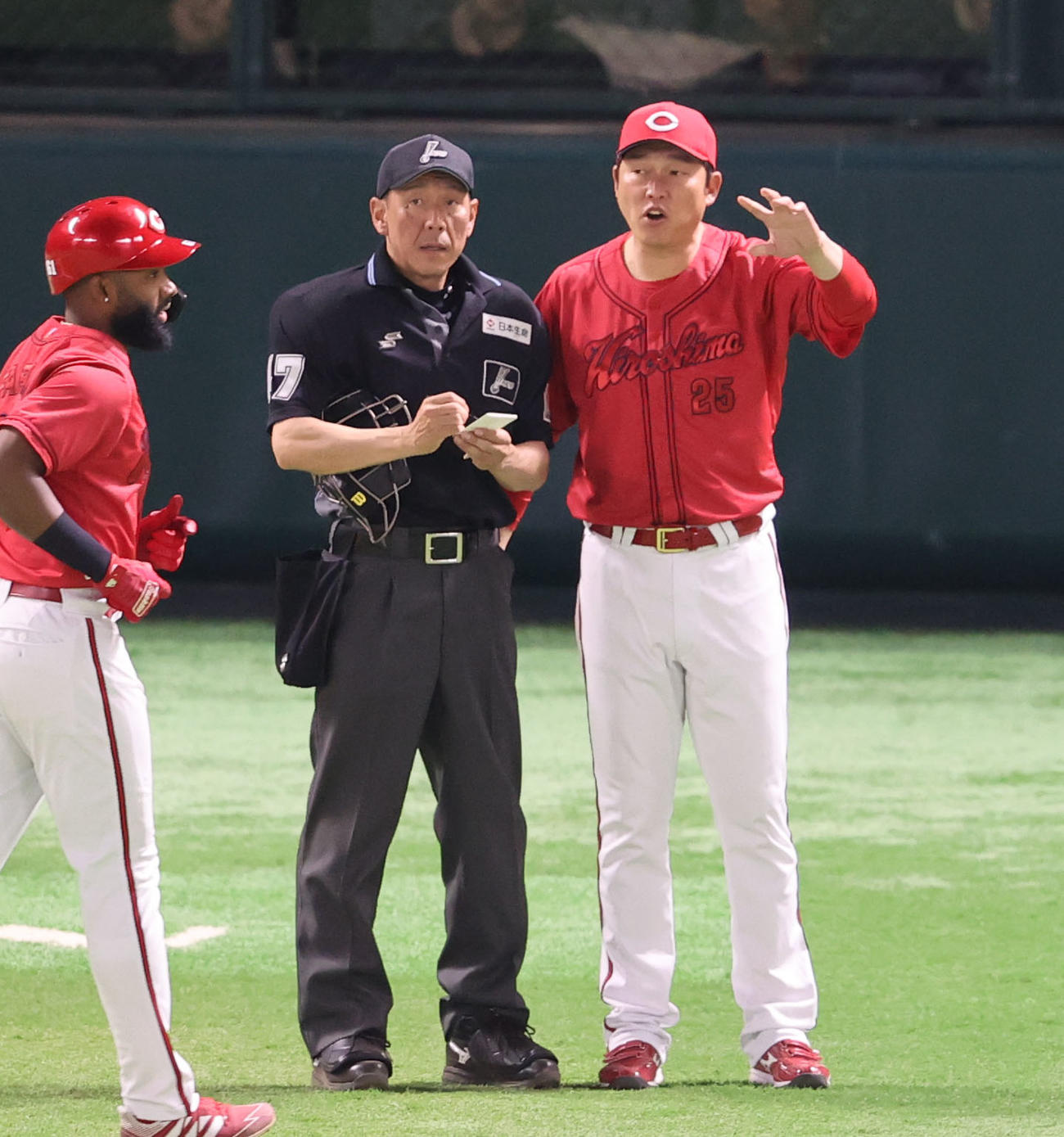 ソフトバンク対広島　審判に選手交代を告げる新井監督（撮影・梅根麻紀）