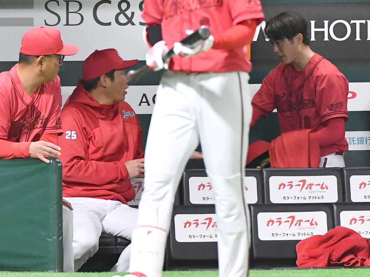 ソフトバンク対広島　3回裏終了後、新井監督（左から2人目）とタッチを交わしながら引き揚げる森下（撮影・岩下翔太）
