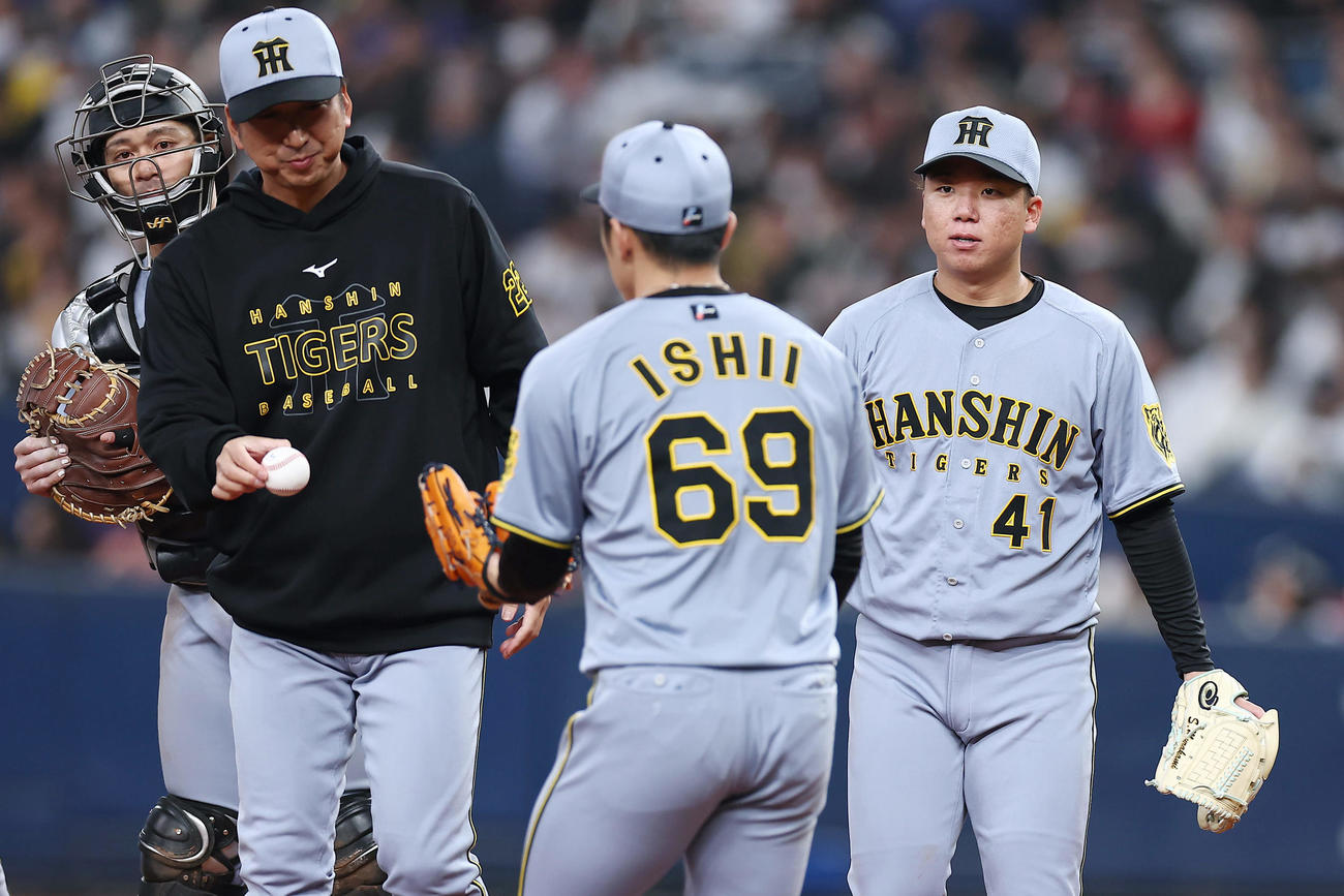 オリックス対阪神　6回裏オリックス無死一、二塁、西川を遊ゴロ併殺に仕留めたところで降板となる村上（右）。左から2人目は藤川監督、同3人目は2番手の石井（撮影・前田充）