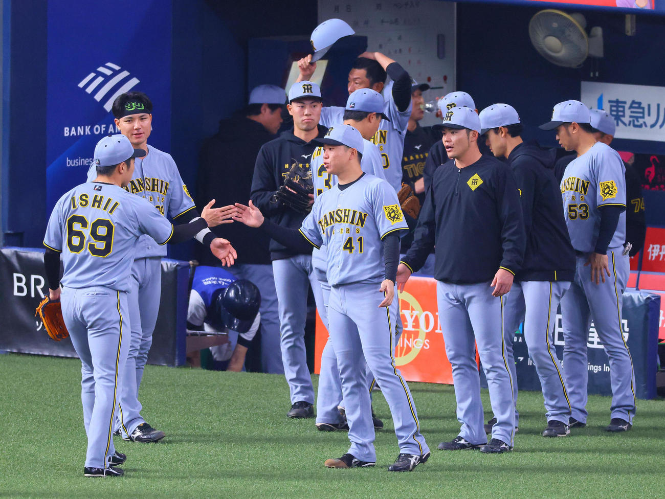 オリックス対阪神　6回を終え、石井を出迎える阪神村上（手前中央）（撮影・藤尾明華）