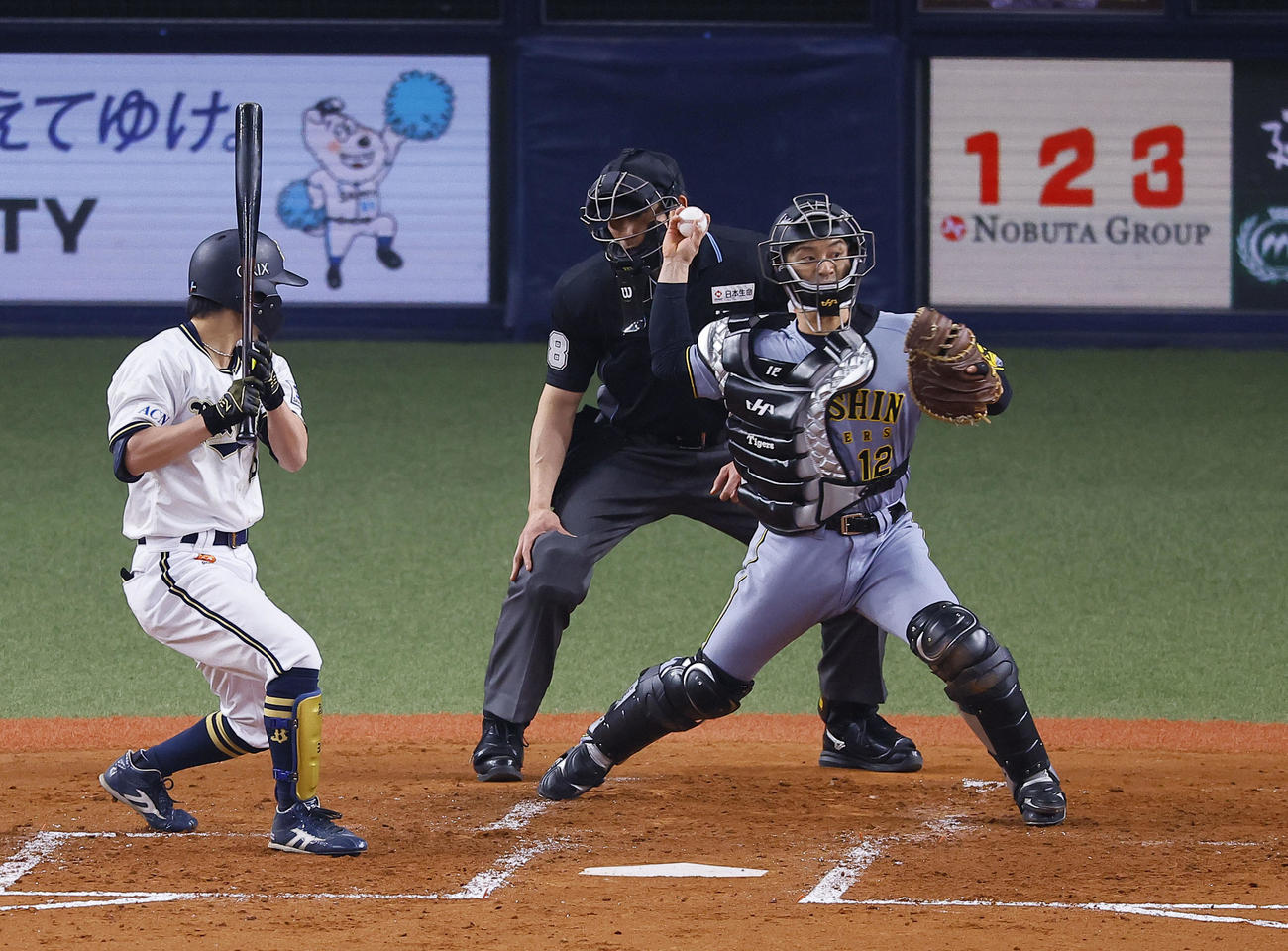 オリックス対阪神　3回裏オリックス1死三塁、福田の三振で飛び出した三走麦谷を刺す坂本（撮影・藤尾明華）
