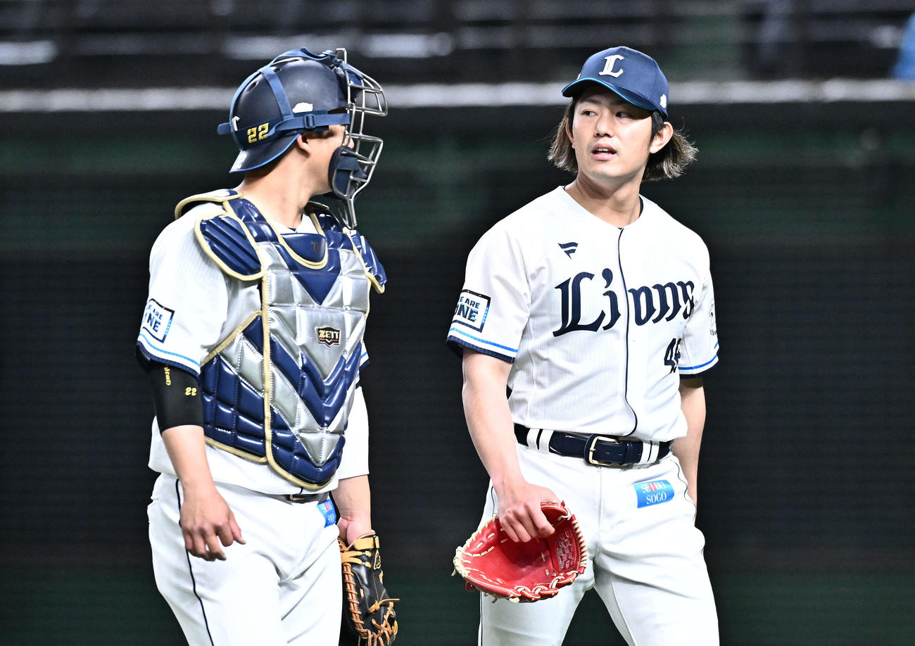西武対DeNA 1回表を投げ終えた西武先発の今井（右）は古賀悠と引き揚げる（撮影・滝沢徹郎）