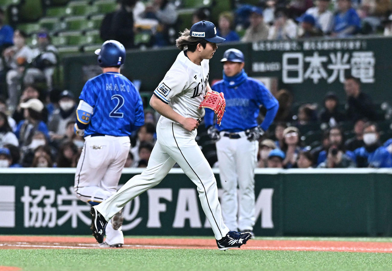 西武対DeNA 1回表DeNA2死、牧（後方左）を投ゴロに打ち取った今井（撮影・滝沢徹郎）
