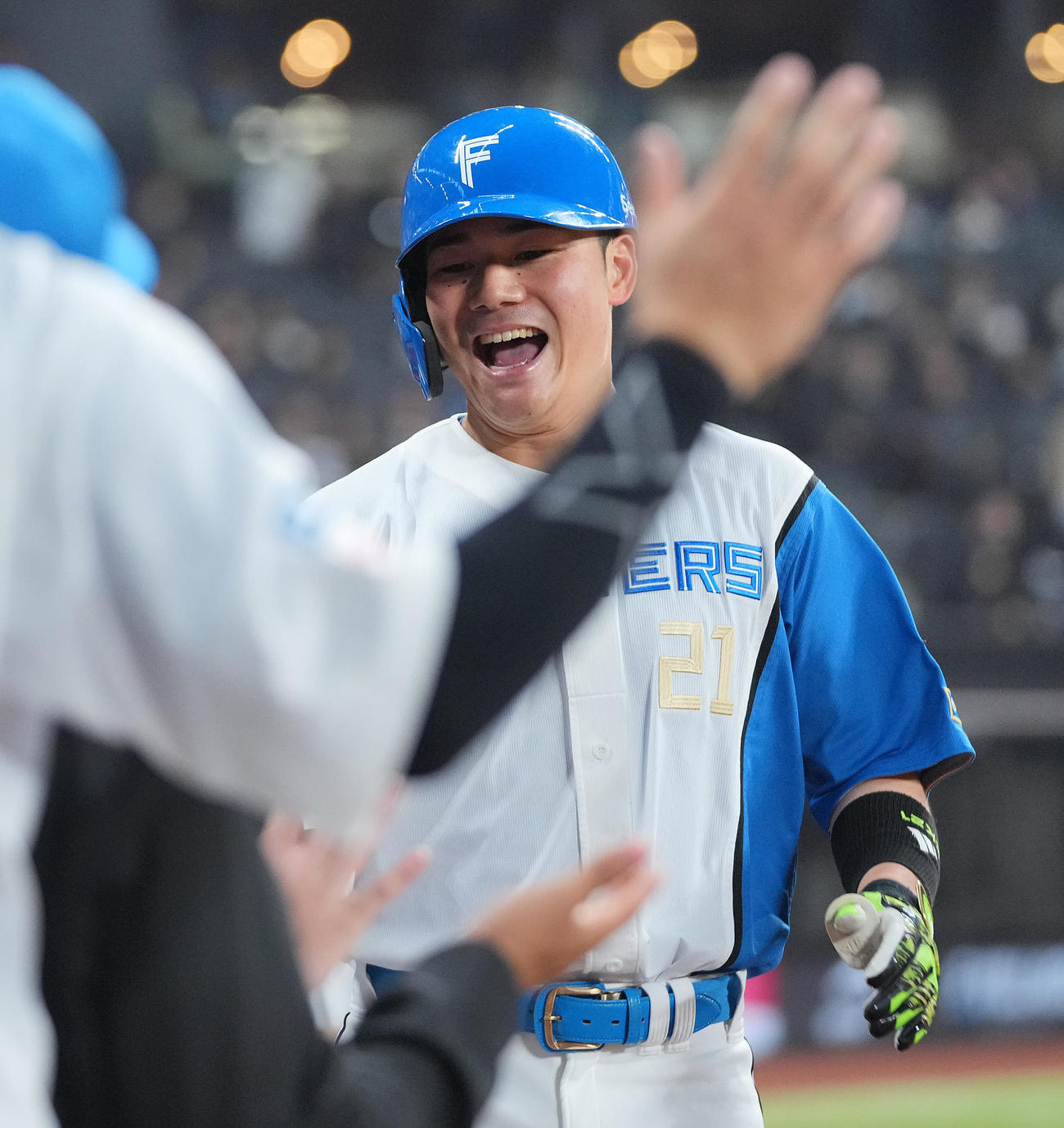 日本ハム対ヤクルト　6回裏日本ハム無死、右越えソロ本塁打を放ちナインの出迎えを受ける清宮（撮影・垰建太）