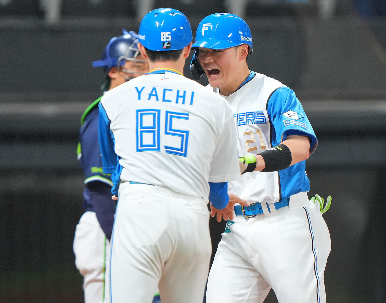 日本ハム対ヤクルト　6回裏日本ハム無死、右越えソロ本塁打を放ち笑顔を見せる清宮（右）（撮影・垰建太）