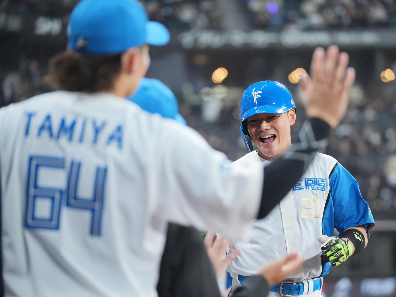 日本ハム対ヤクルト　6回裏日本ハム無死、右越えソロ本塁打を放ちナインの出迎えを受ける清宮（撮影・垰建太）