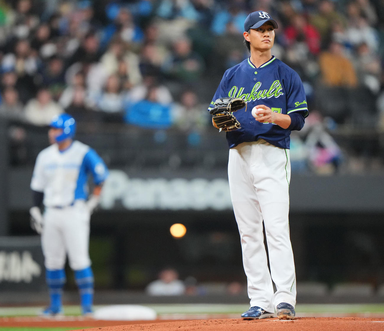 日本ハム対ヤクルト　1回裏日本ハム1死一、二塁、野村に適時打を許しさえない表情の高橋（撮影・垰建太）