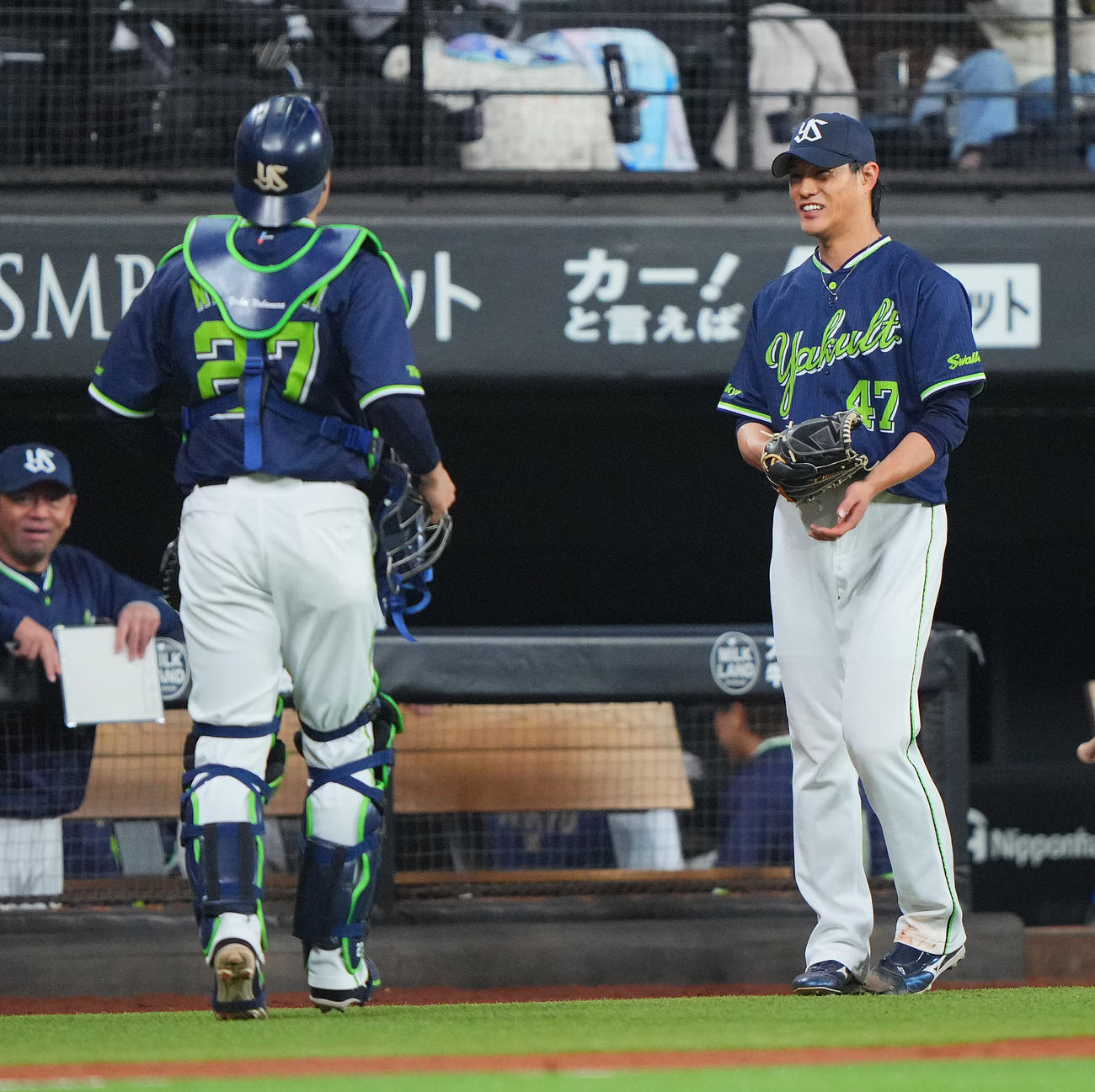 日本ハム対ヤクルト　2回裏日本ハムの攻撃を無失点に抑え笑顔を見せるヤクルト先発の高橋（右）（撮影・垰建太）