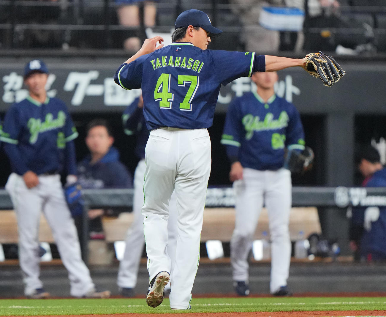 日本ハム対ヤクルト　3回裏日本ハムの攻撃を無失点に抑え笑顔を見せるヤクルト先発の高橋（撮影・垰建太）