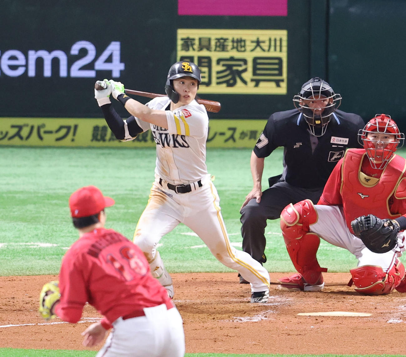 ソフトバンク対広島　3回裏ソフトバンク2死二塁、周東は同点となる左越え適時二塁打を放つ（撮影・梅根麻紀）