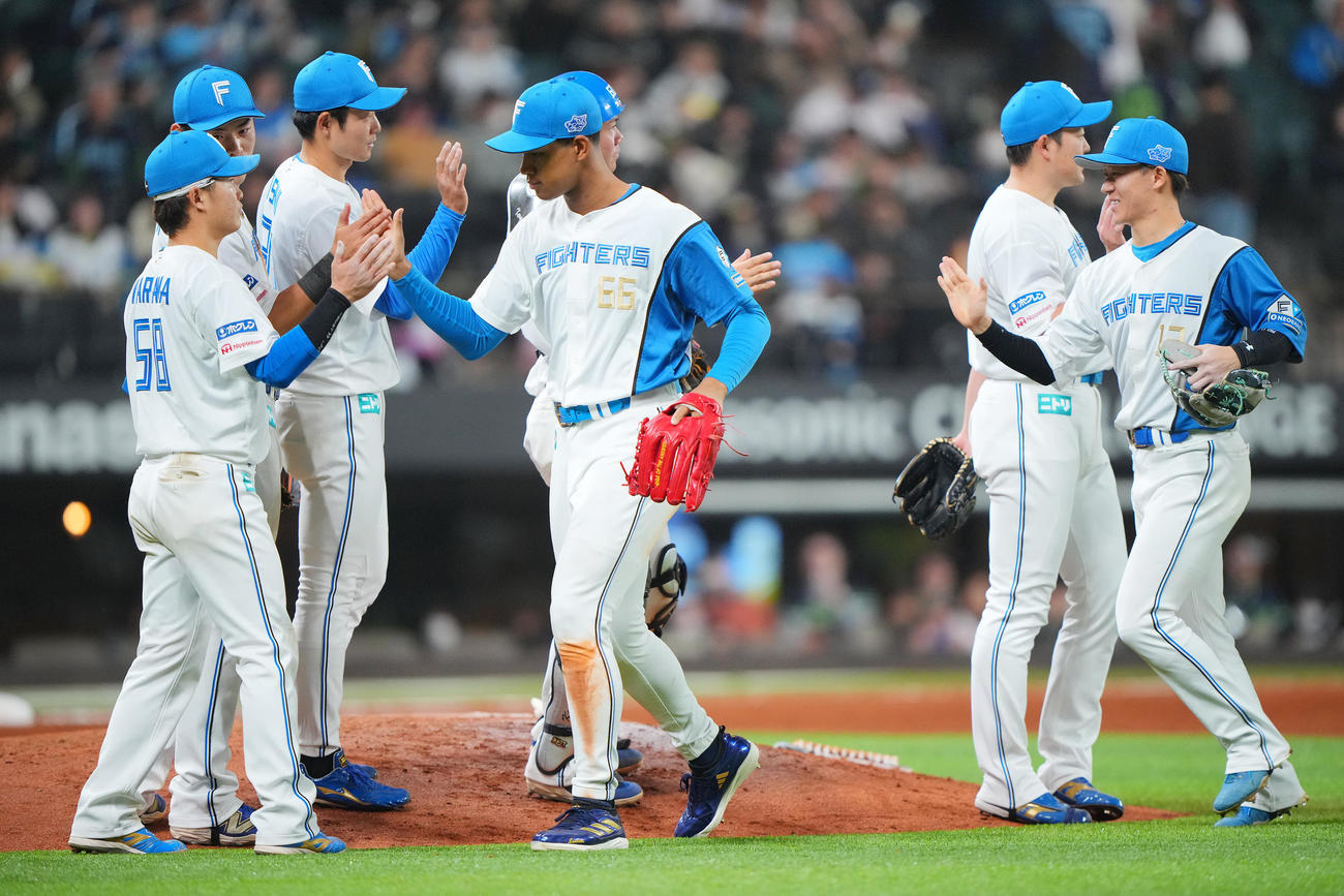 日本ハム対ヤクルト　ヤクルトに勝利しタッチを交わす日本ハムナイン（撮影・垰建太）