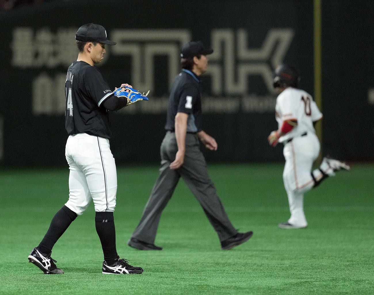 巨人対ロッテ　2回裏巨人1死一、三塁、甲斐に3点本塁打を浴びる小島（撮影・たえ見朱実）