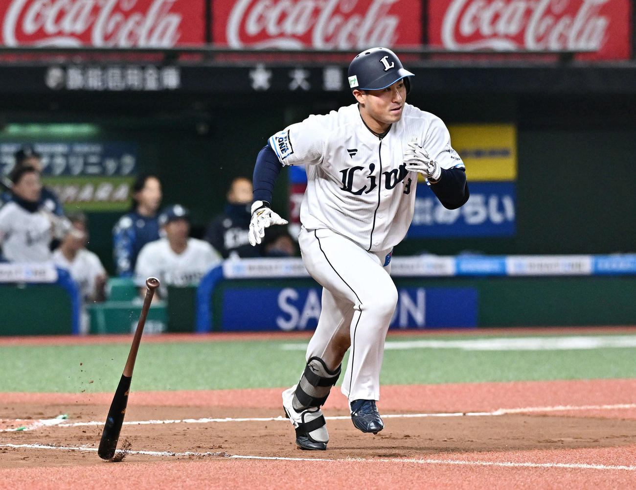 西武対DeNA 6回裏西武1死三塁、渡部聖は右翼に先制適時三塁打を放つ（撮影・滝沢徹郎）