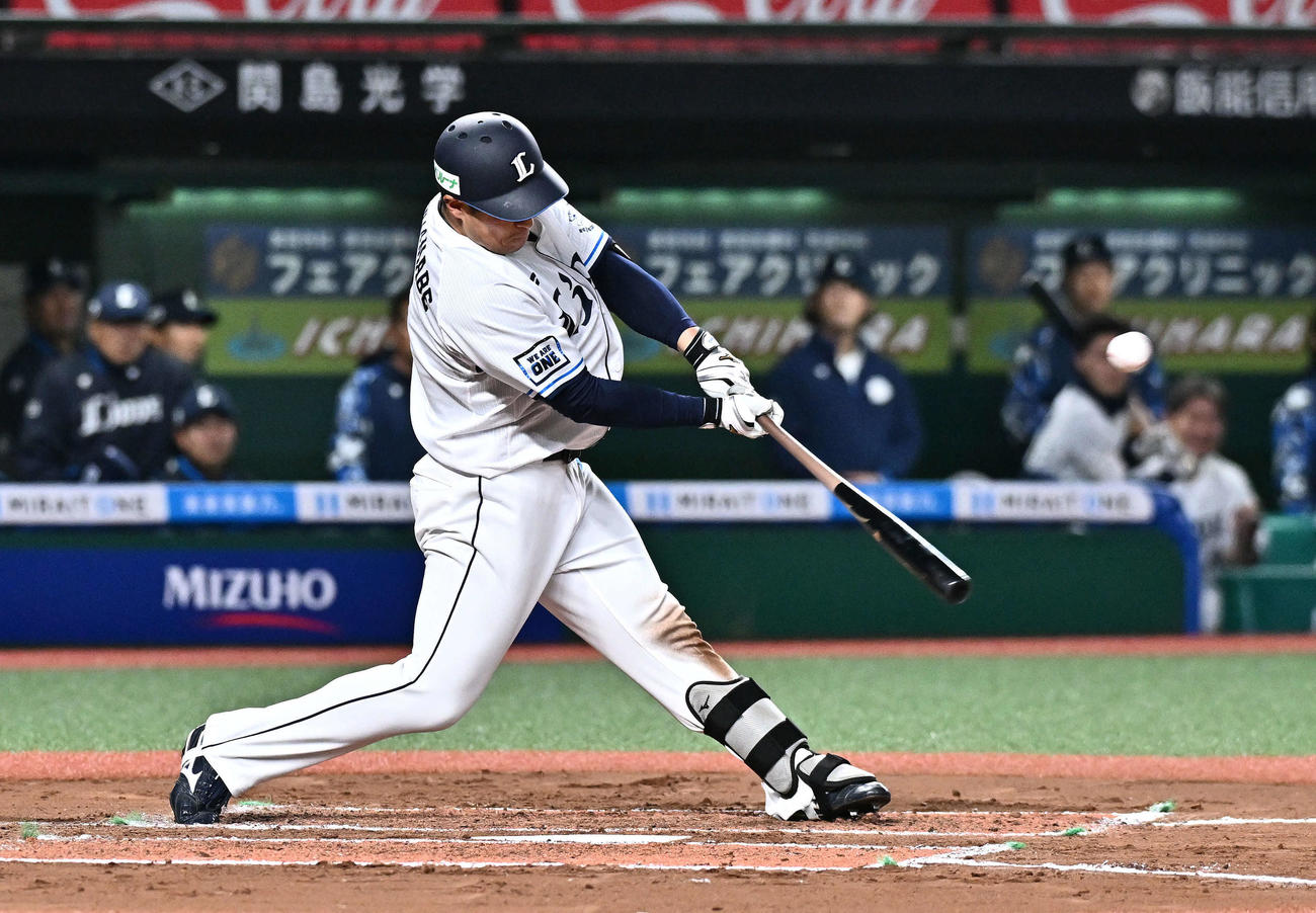 西武対DeNA 6回裏西武1死三塁、渡部聖は右翼に先制適時三塁打を放つ（撮影・滝沢徹郎）
