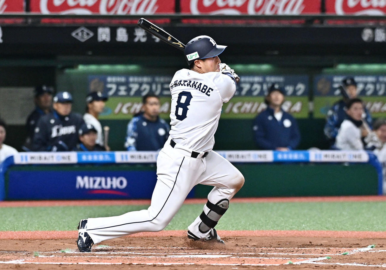 西武対DeNA 6回裏西武1死三塁、渡部聖は右翼に先制適時三塁打を放つ（撮影・滝沢徹郎）